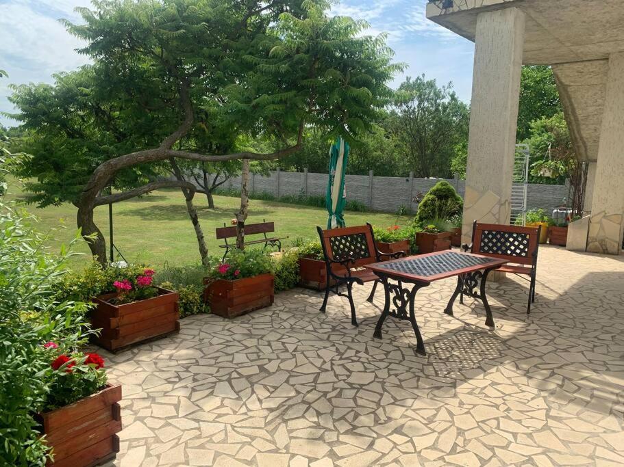 Erd - Csendes, Kenyelmes Csaladi Haz Apartment Bagian luar foto