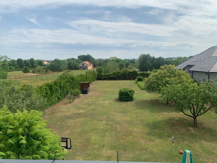 Erd - Csendes, Kenyelmes Csaladi Haz Apartment Bagian luar foto